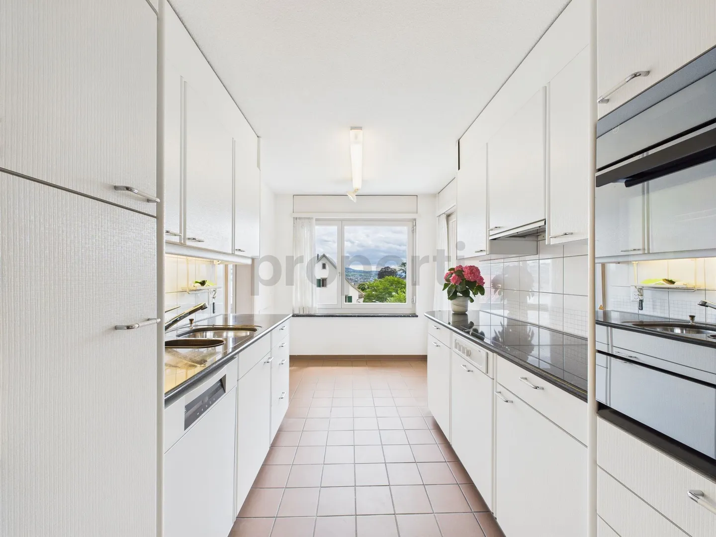 Appartamento soleggiato di 4,5 stanze con vista lago - Foto 5 di 13