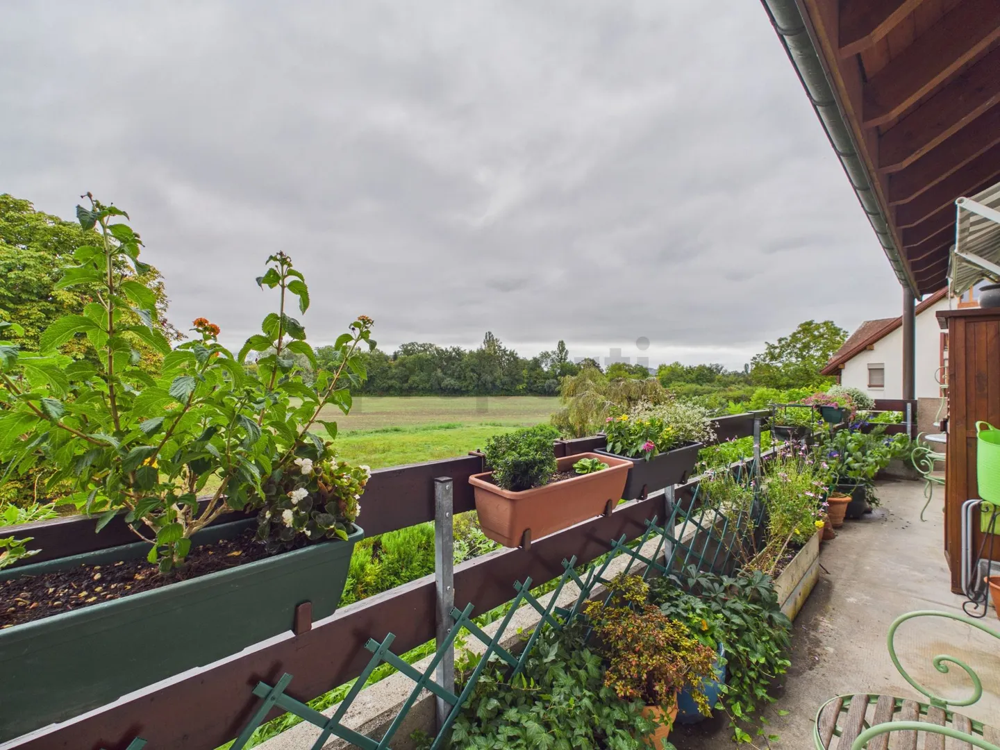 20 m² Balcony, Fireplace, Closed Box, Outdoor Parking & Stable Yield in Choulex! - Photo 2 of 5