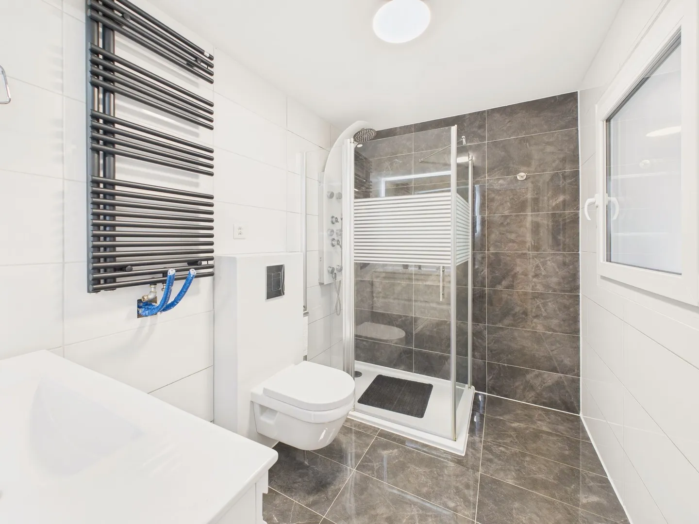 Première location - Appartement en duplex de 4,5 pièces avec 3 places de parking extérieures à Rietheim - Photo 10 sur 11