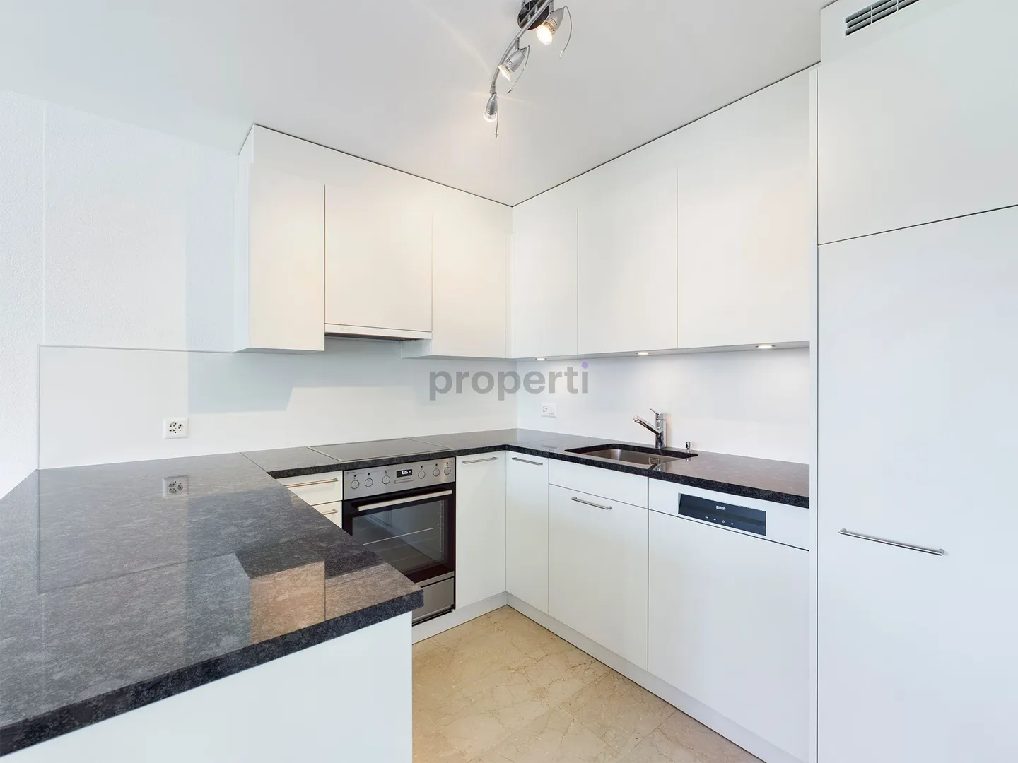 Lichtdurchflutete 4.5 Zimmerwohnung an familienfreundlicher Lage - Foto 2 von 10