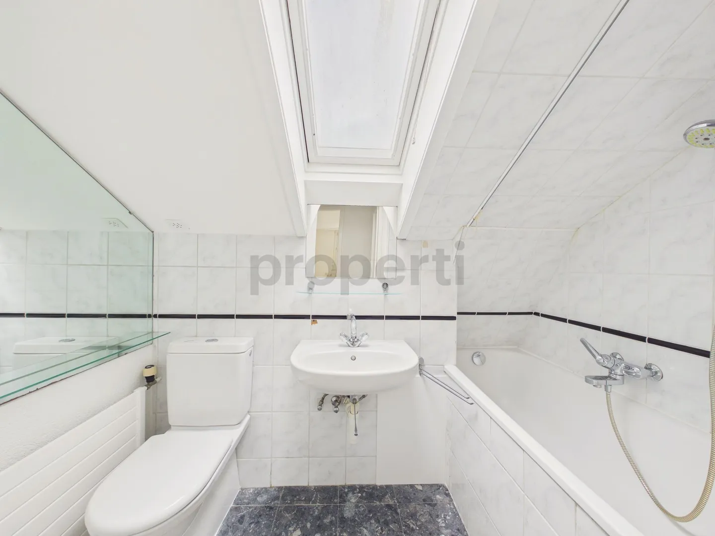 Newly renovated 3-room penthouse with ideal location, Birsfelden - Photo 6 of 7