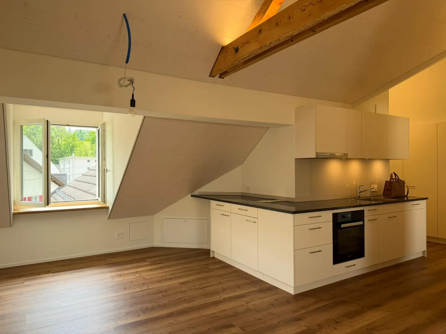 Attico ristrutturato di 2,5 locali in posizione centrale a Rudolfstetten-Friedlisberg - Foto 1 di 13