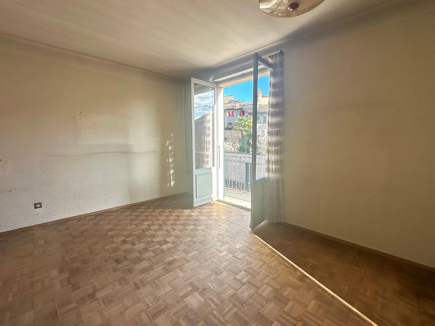 Wunderschönes freistehendes Haus mit 7,5 Zimmern und Garten in Cureglia - Foto 4 von 12