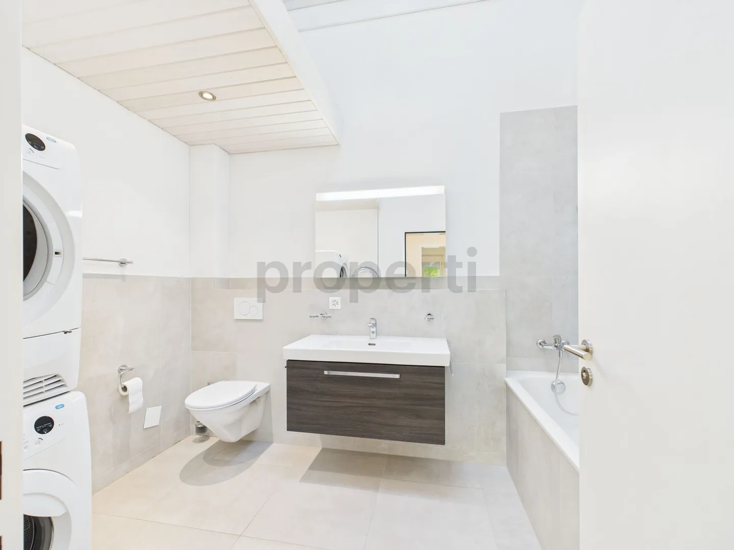 Incantevole appartamento maisonette di 4,5 stanze con balcone a Schwanden GL - Foto 9 di 13