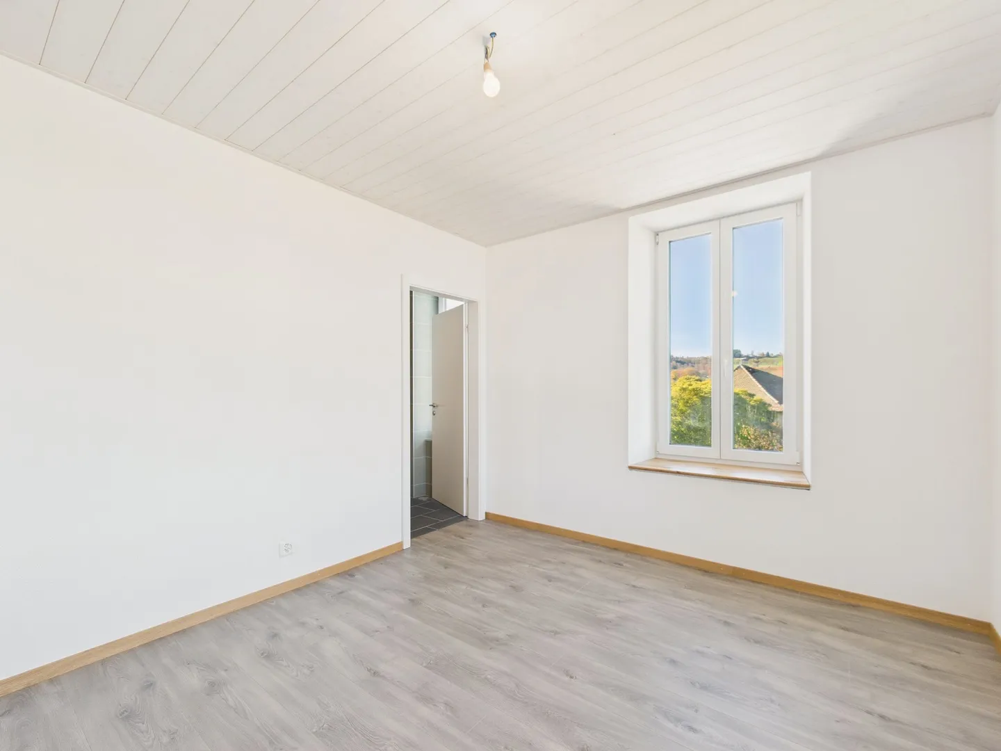 Appartement lumineux et entièrement rénové avec cheminée de 4.5 pièces à Châtillens (Oron)  charme, confort et modernité au cSur de la campagne vaudoise - Photo 10 sur 13