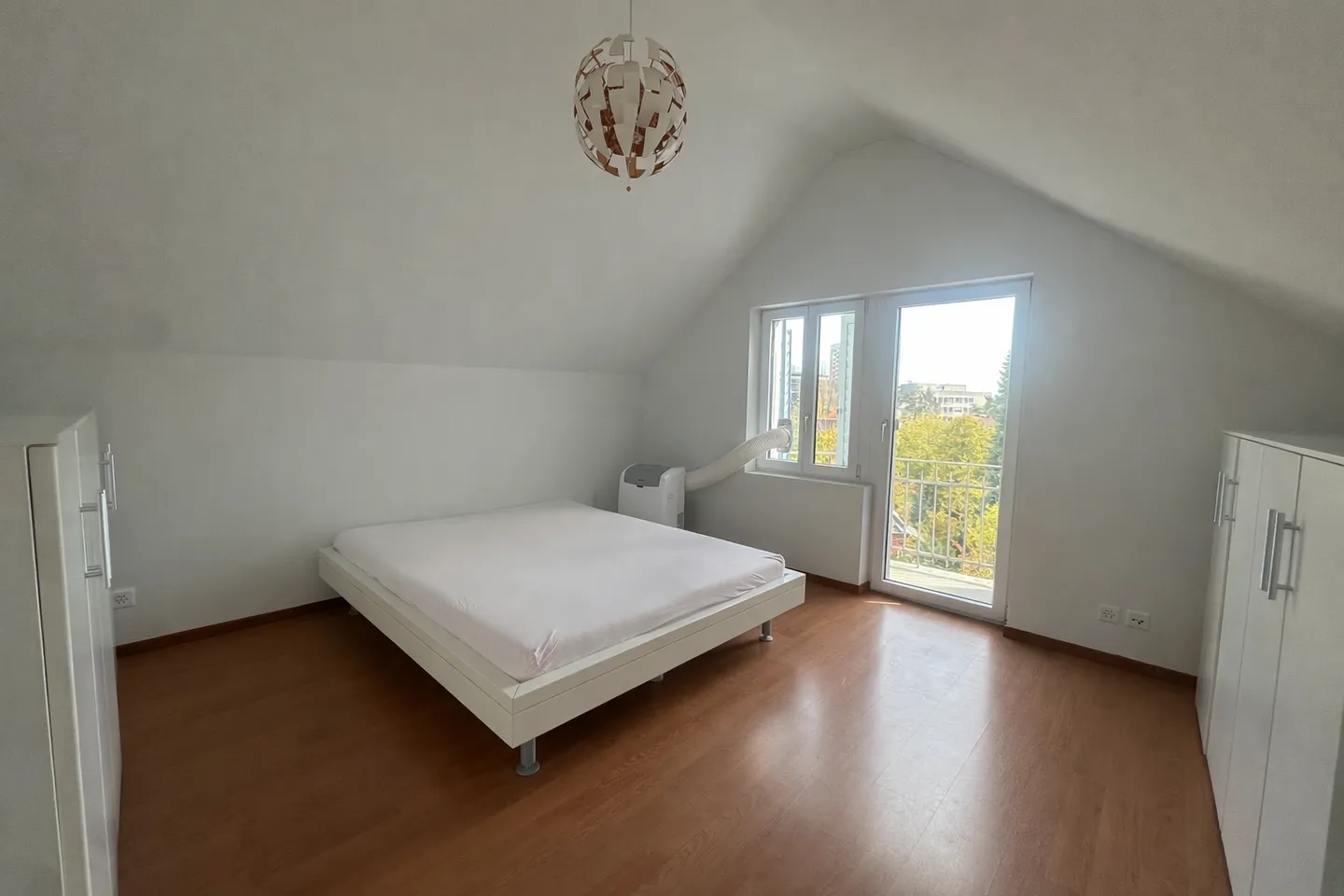 Vivre au-dessus des toits de Zurich - Appartement penthouse exclusif de 2,5 pièces avec terrasse ensoleillée - Photo 4 sur 10