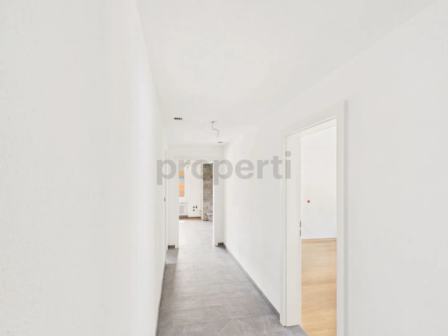 Moderne 4.5-Zimmer-Wohnung mit Balkon und Kamin in Mels - Foto 5 von 13