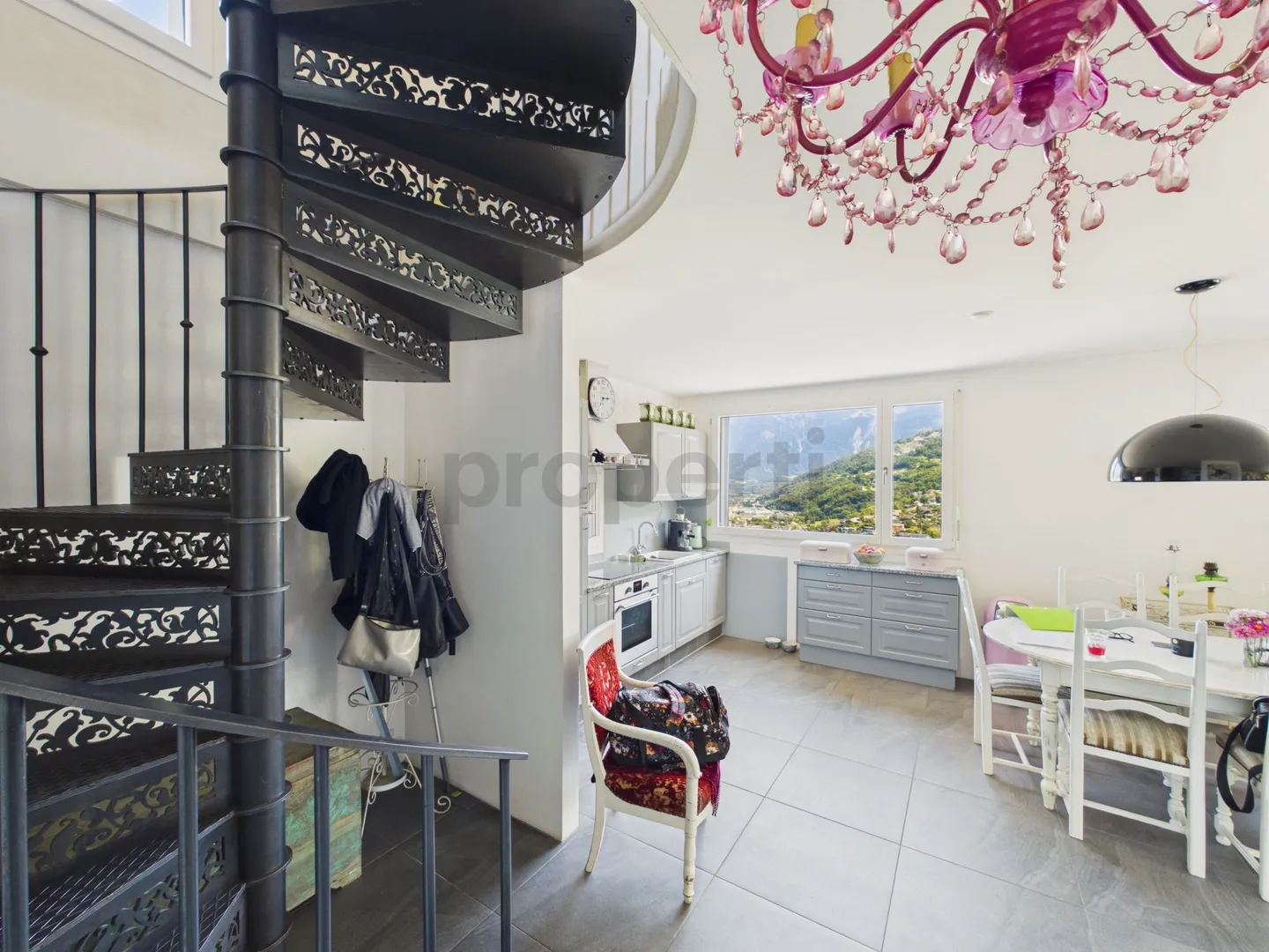 Villa architettonica contemporanea, giardino eccezionale con jacuzzi e pannelli solari - Foto 8 di 13