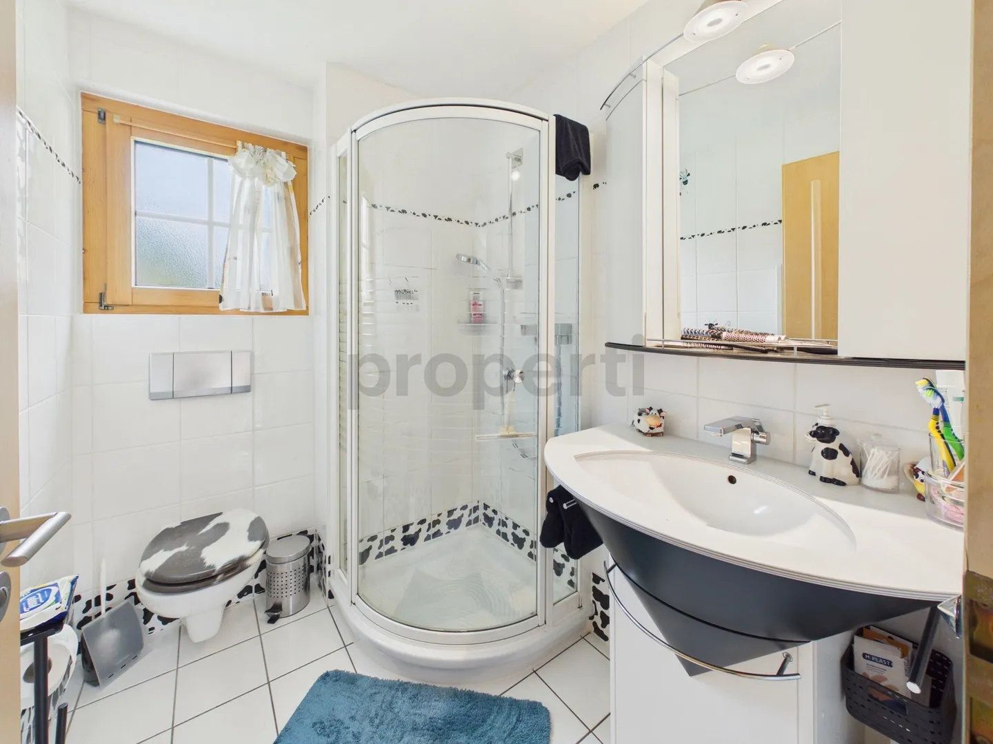 Double garage plus 3 outdoor parking spaces, cozy fireplace and fantastic mountain panorama - Photo 12 of 13