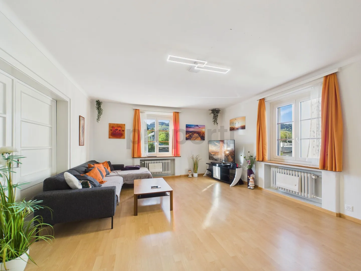 Vue douce à Schüpfheim, cinq chambres pour beaucoup d'espace, bâtiment traditionnel rénové avec balcon - Photo 2 sur 11