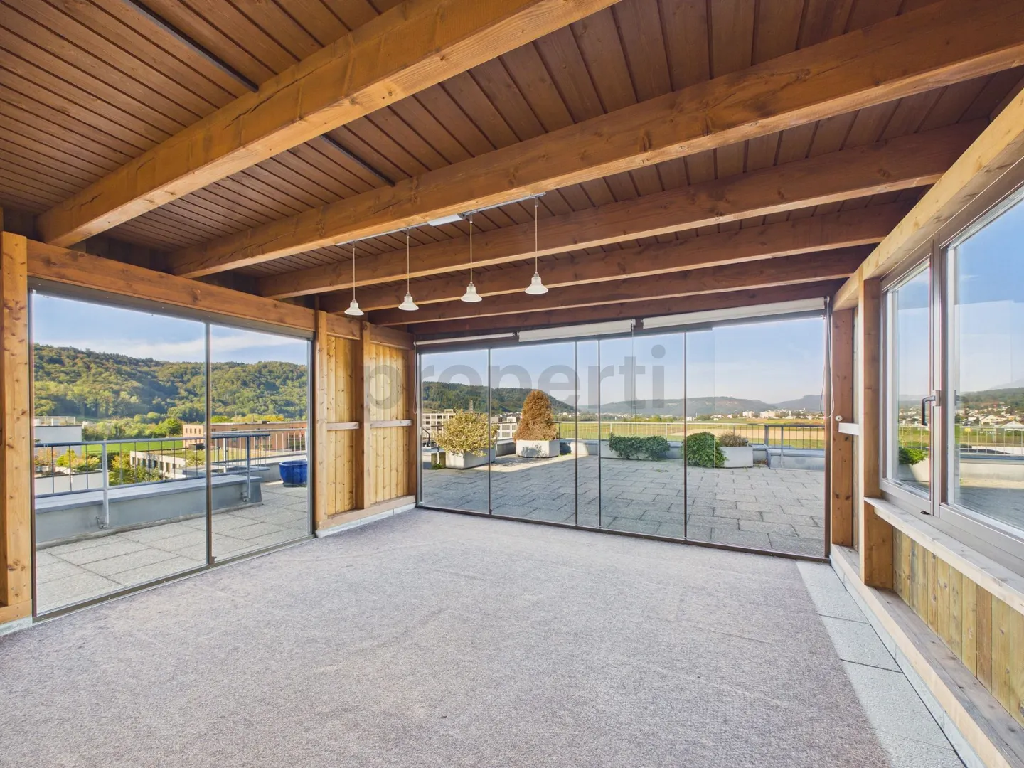 Terrazza privata di 120 m² con padiglione vetrato, camino, balcone sud e posto auto sotterraneo! - Foto 1 di 13