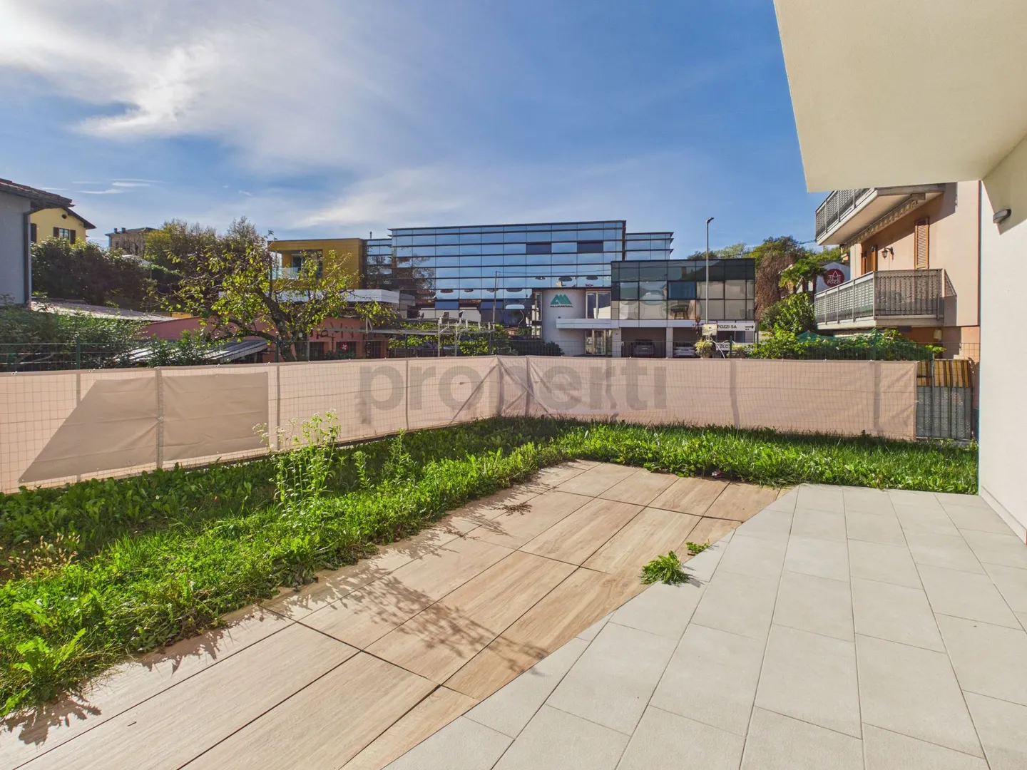 Casa moderna con giardino - Foto 10 di 13