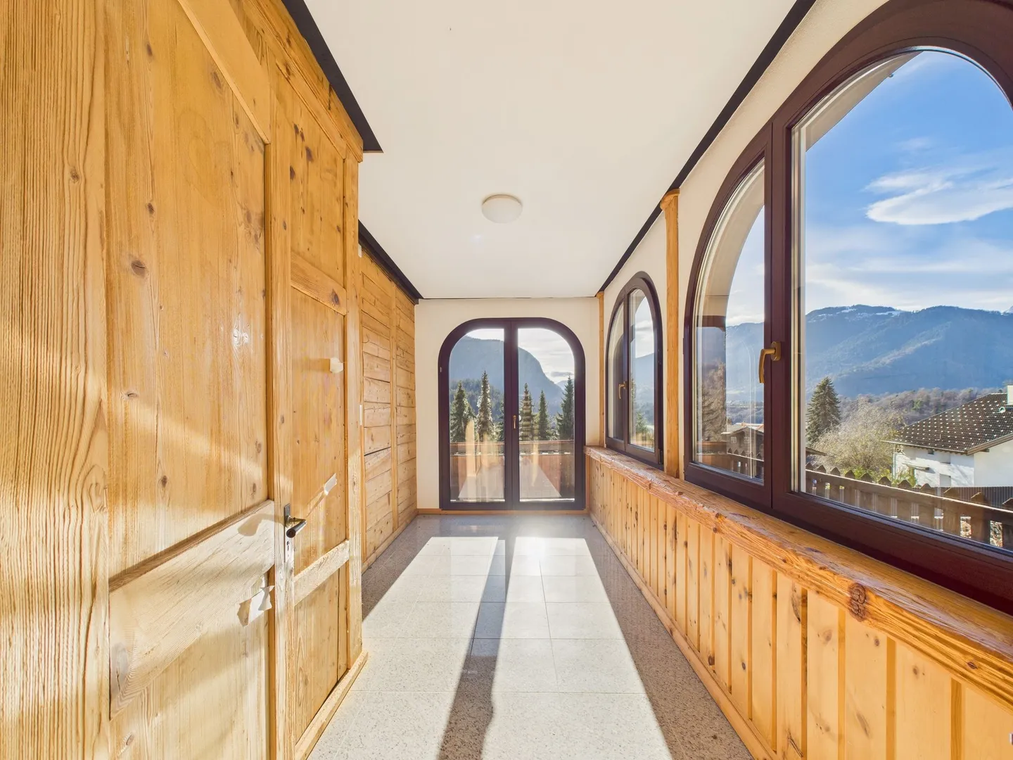 Charmante 5.5-Zimmer-Wohnung mit Balkon in Tamins - Foto 9 von 11