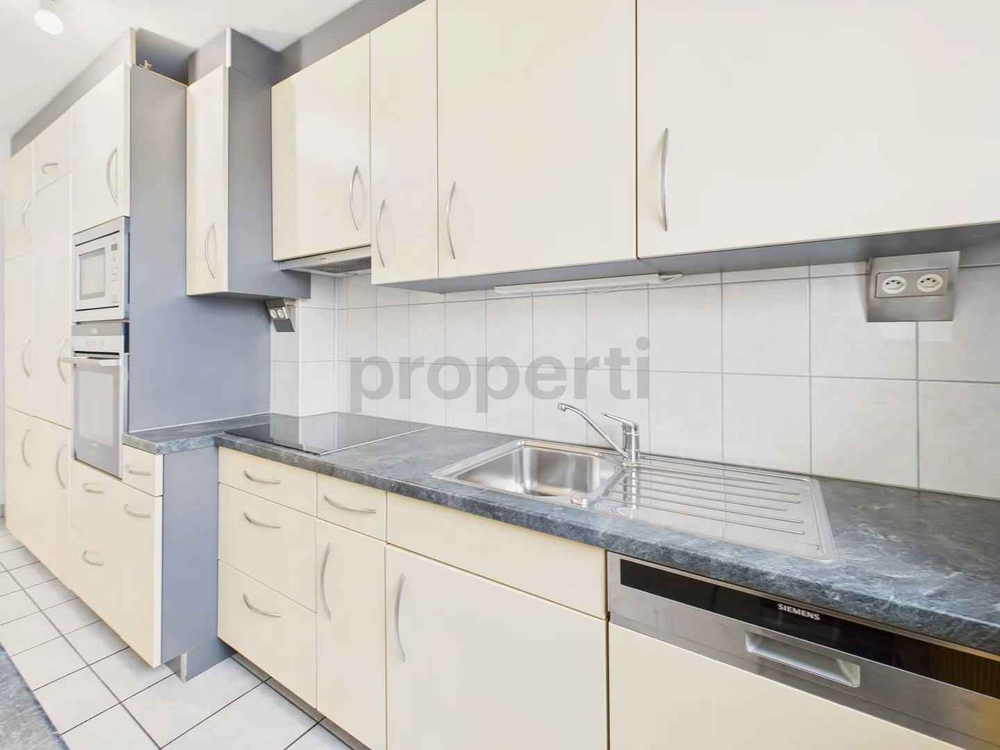 Charmant appartement de 3,5 pièces avec balcon à Büren an der Aare - Photo 5 sur 9