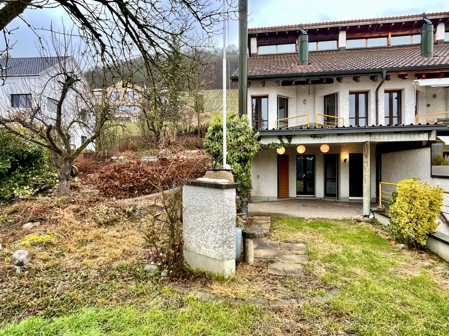 Maison de ville lumineuse de 4,5 pièces avec jardin à Tegerfelden - Photo 1 sur 12