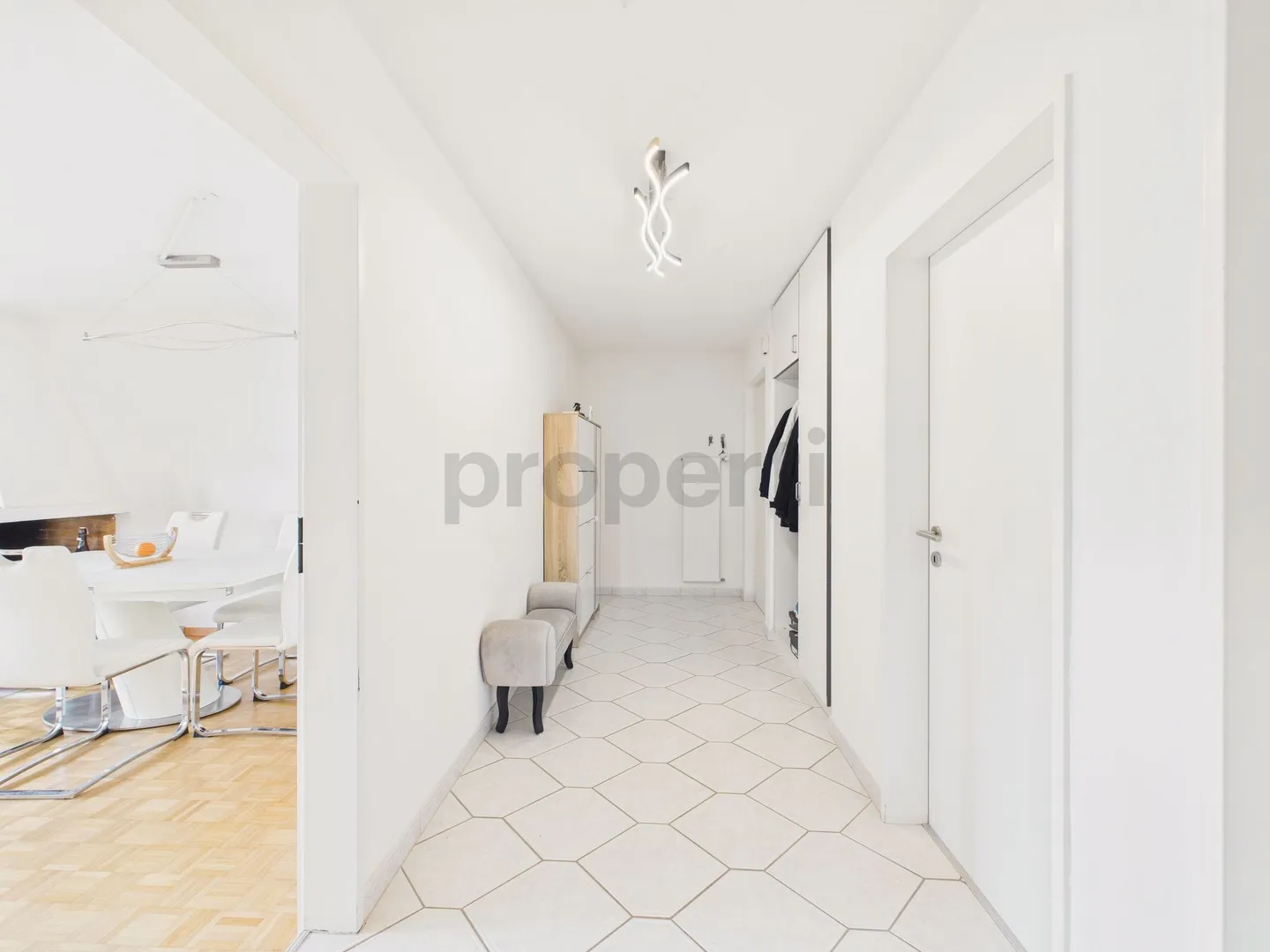 Attractive, light-flooded 3.5-room apartment with parking space in Mägenwil - Photo 9 of 13