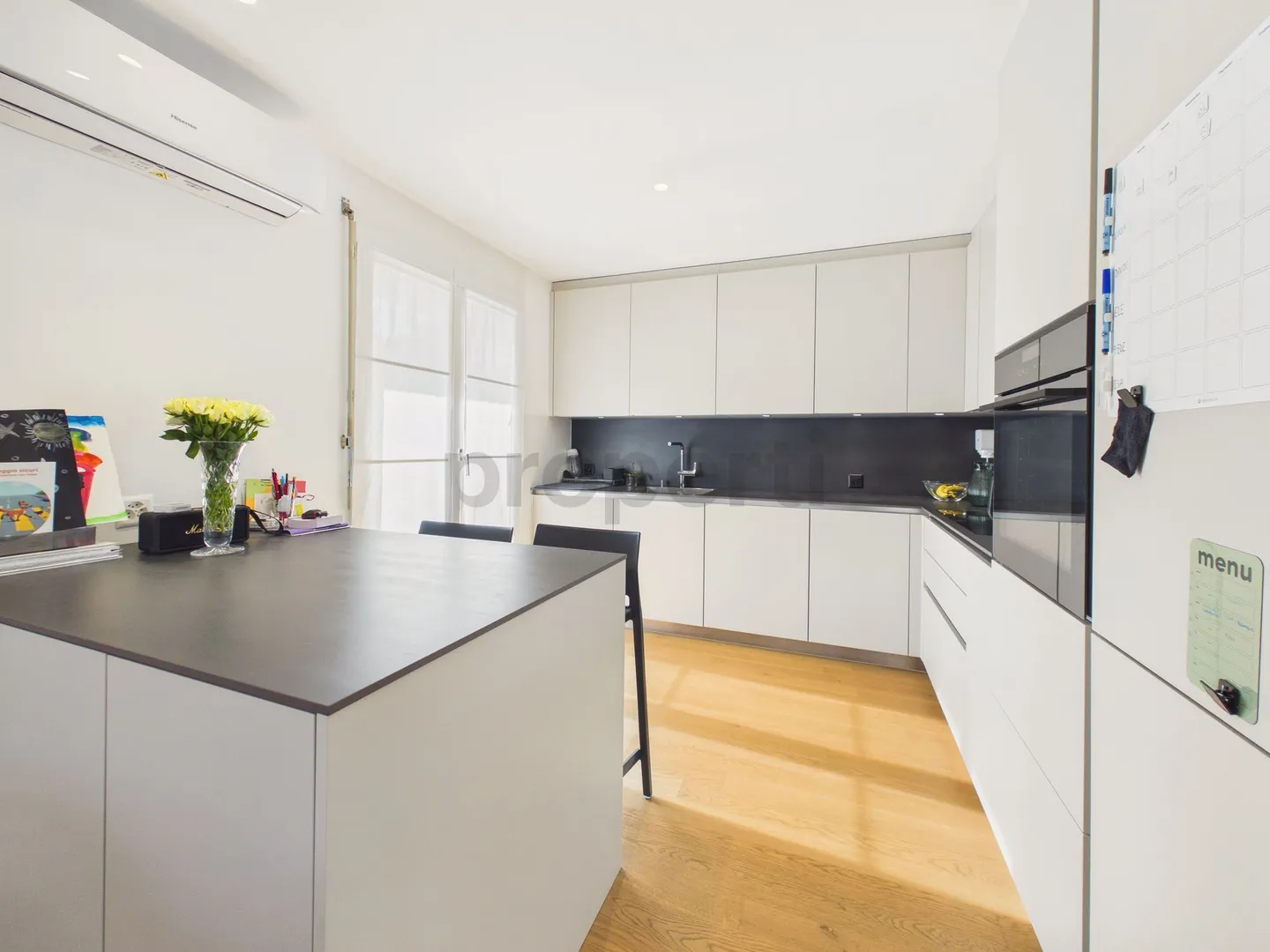 Elegant 4.5-room penthouse sunny with elevator in a quiet area - Photo 4 of 12