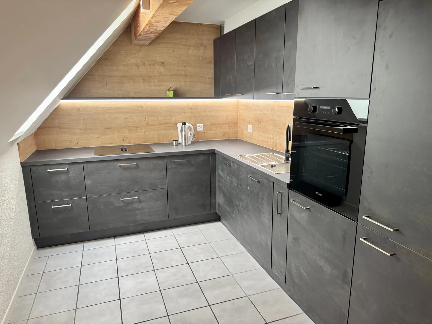 Charmante 4-Zimmer-Maisonette-Wohnung mit Dachgeschoss-Charme in Feuerthalen - Photo 2 of 9