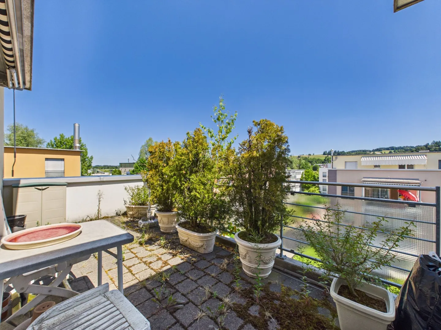 Appartement mansardé lumineux au-dessus des toits de Pfäffikon avec ascenseur et place de parking souterrain - Photo 6 sur 13