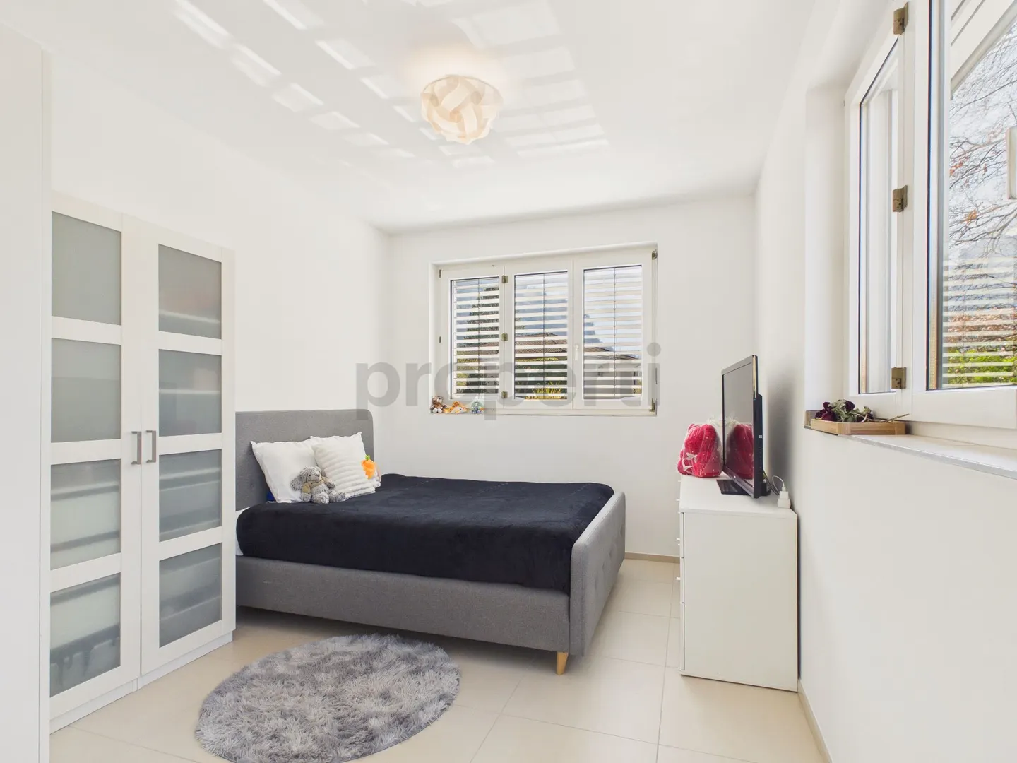 Vivere moderno con ingresso separato e ampio spazio per sedersi - Foto 4 di 13
