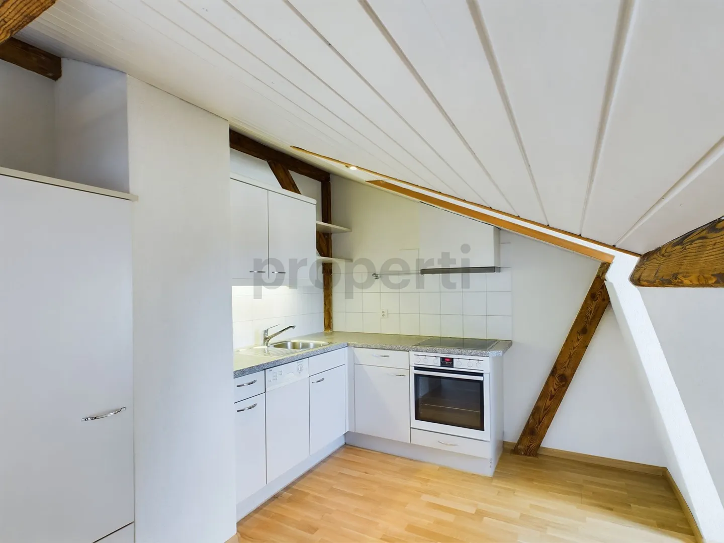 Newly renovated 3-room penthouse with basement, Basel - Photo 2 of 9