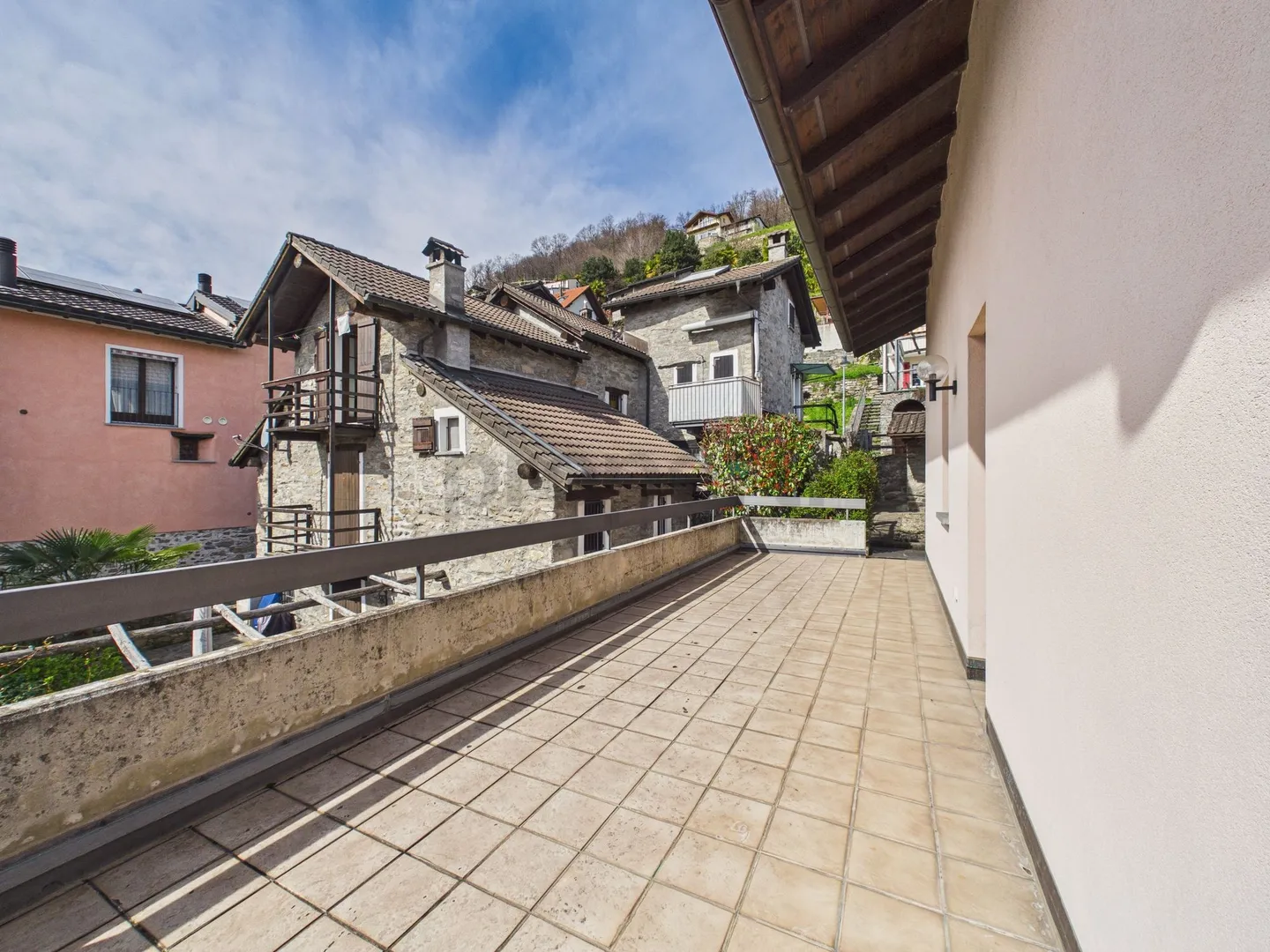 Maison indépendante élégante 4.5 pièces avec grande terrasse et espace extérieur à Agarone - Photo 12 sur 13