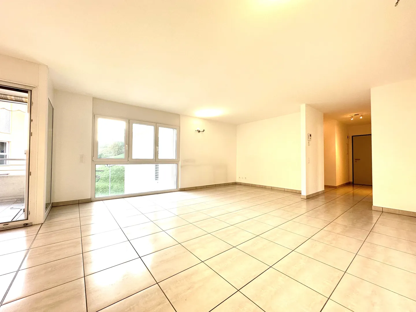 Elegant 4.5-room apartment with modern amenities in Castel San Pietro - Photo 7 of 11