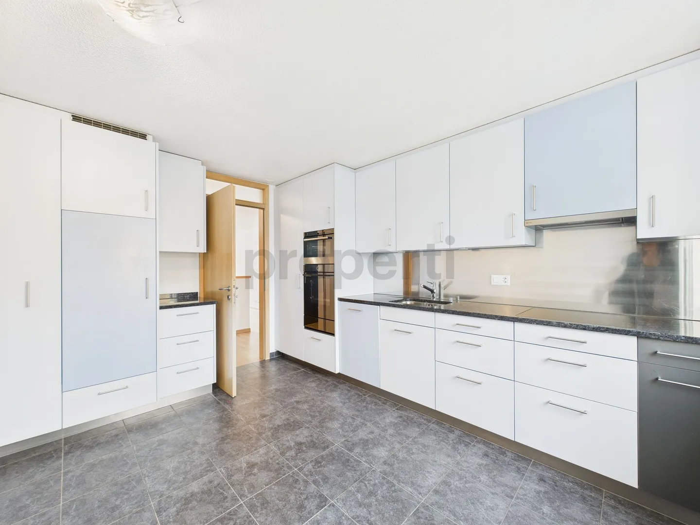 Spacious and bright 5.5-room family apartment in Schwarzenburg - Photo 2 of 13