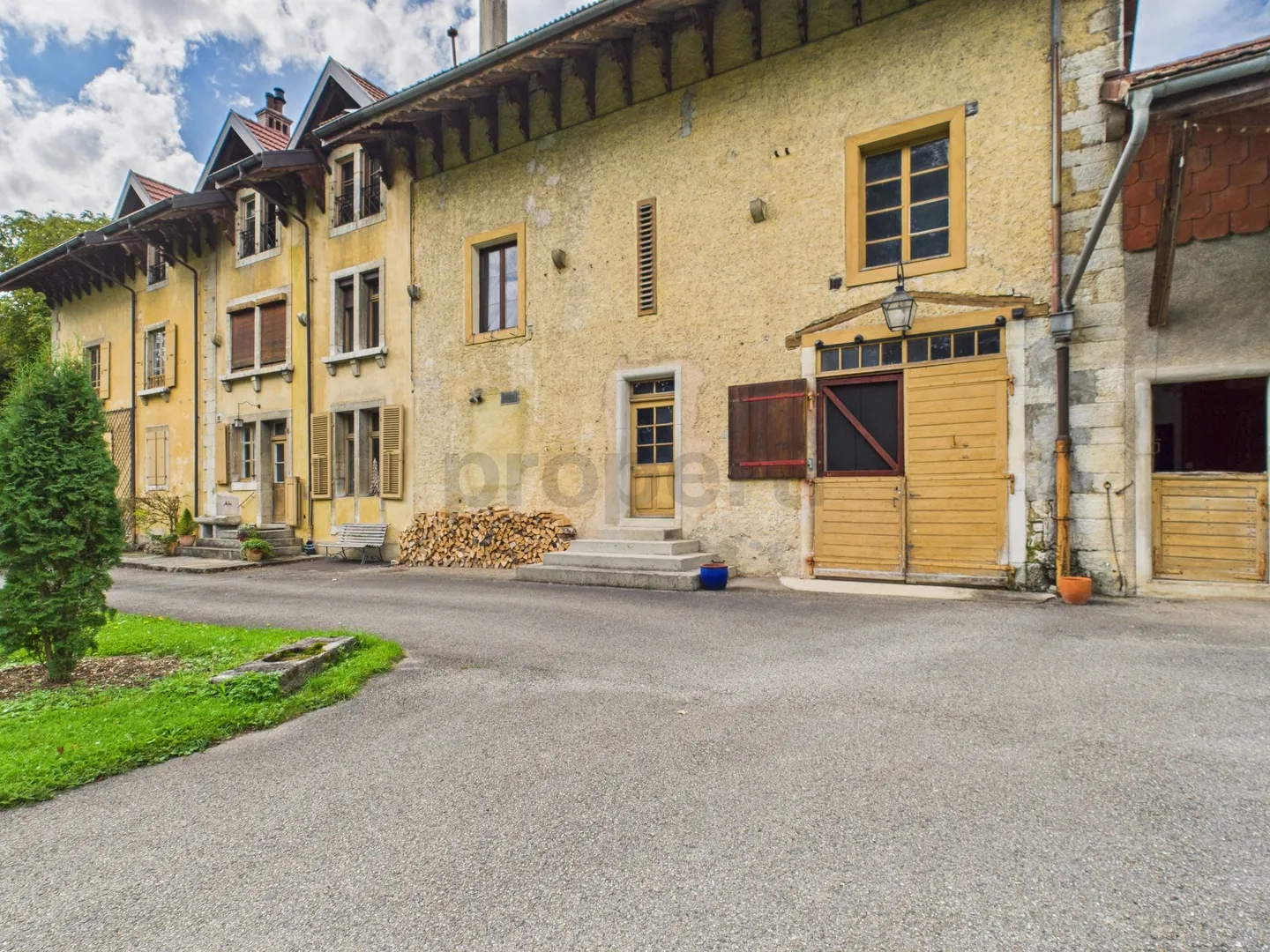 Charming and spacious property in the heart of Val-de-Travers - Photo 1 of 10