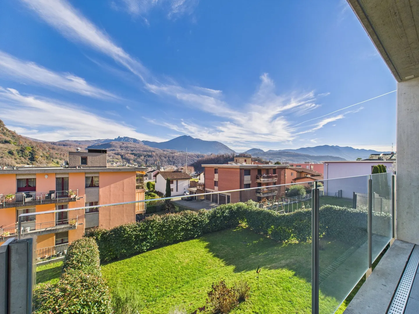 Modern 2.5-room apartment with sunny balcony in Gravesano - Photo 10 of 12