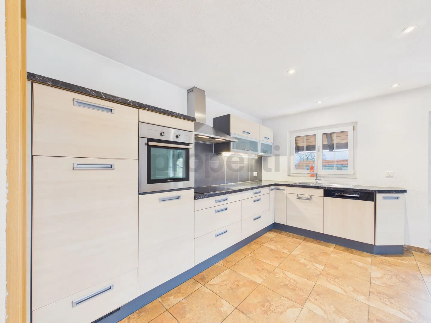 Grosszuegige Wohnung mit sonnigem Balkon - Foto 5 von 13