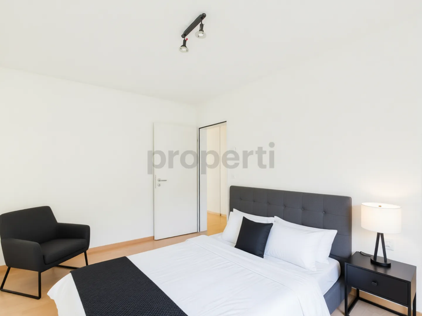 Luminoso appartamento di 4,5 stanze con balcone a Kollbrunn - Foto 7 di 13