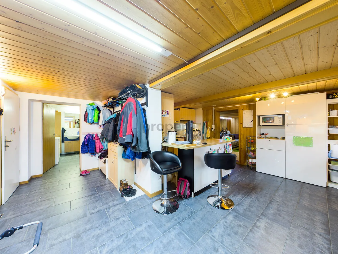 Maisonette spacieuse de 5,5 pièces avec un immense jardin paradisiaque - Photo 4 sur 13