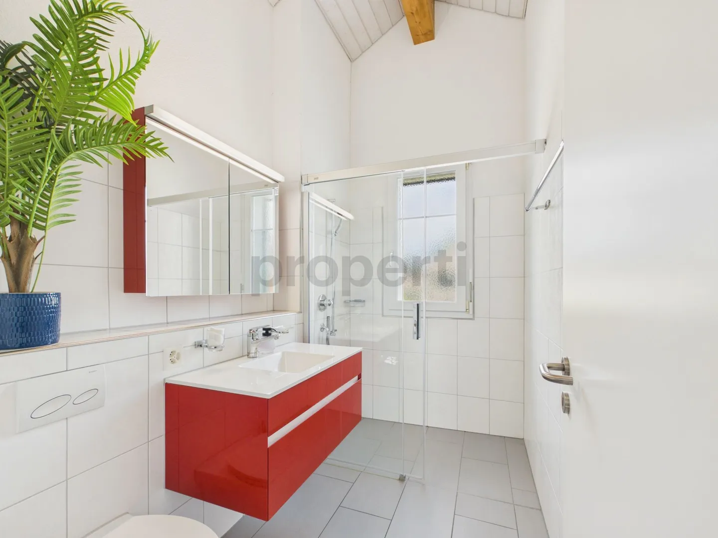 Bright 4.5-room attic apartment with 2 bathrooms & parking included - Photo 9 of 12