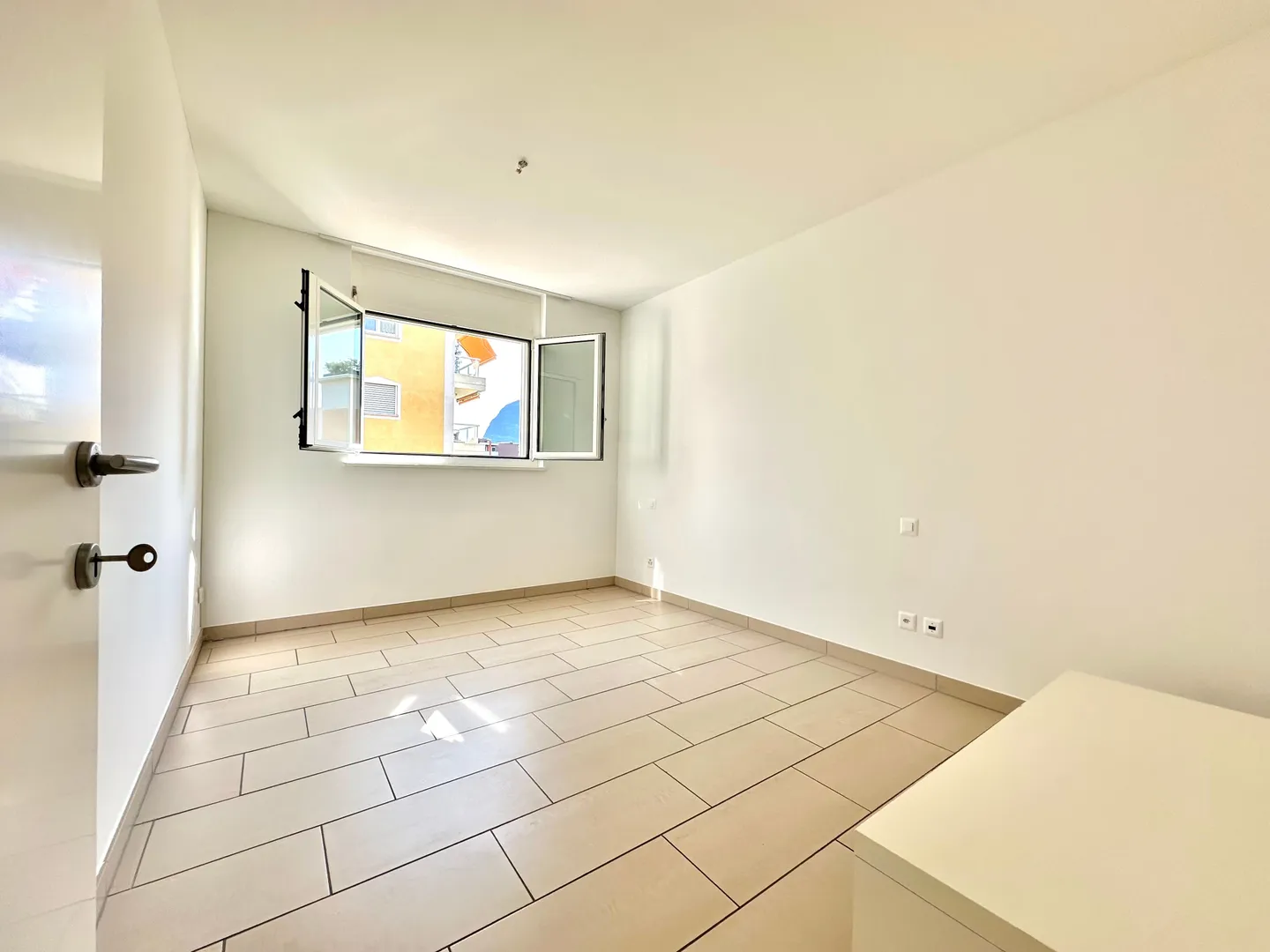 Luminoso 2.5 appartamento ristrutturato con balcone in zona centrale - Foto 6 di 11