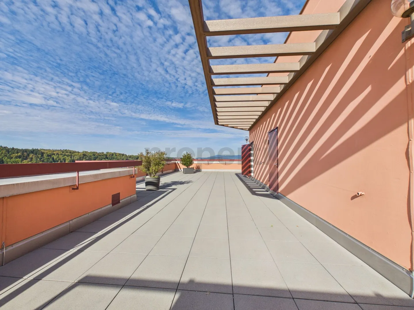 Vista nel verde, terrazza sul tetto da condividere, garage sotterraneo e prezzo di affitto attraente! - Foto 12 di 13