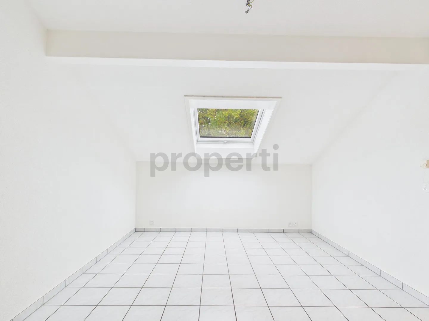 Appartement penthouse moderne de 3,5 pièces dans un emplacement calme avec une atmosphère de vie lumineuse à Reinach - Photo 9 sur 11