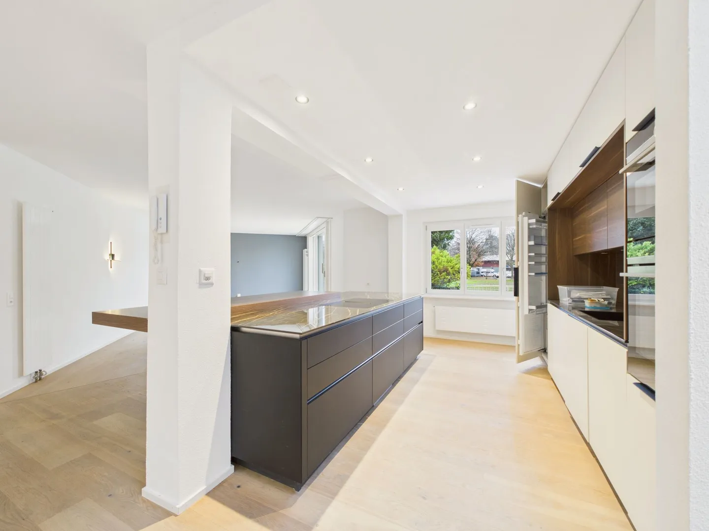 Light-Filled 4.5-Room Apartment in Köniz, BE - Photo 2 of 13