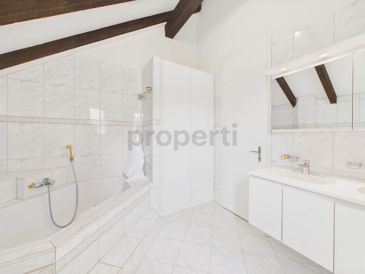 Ampio appartamento di 5,5 stanze con tre terrazze a Seebach - Foto 9 di 11