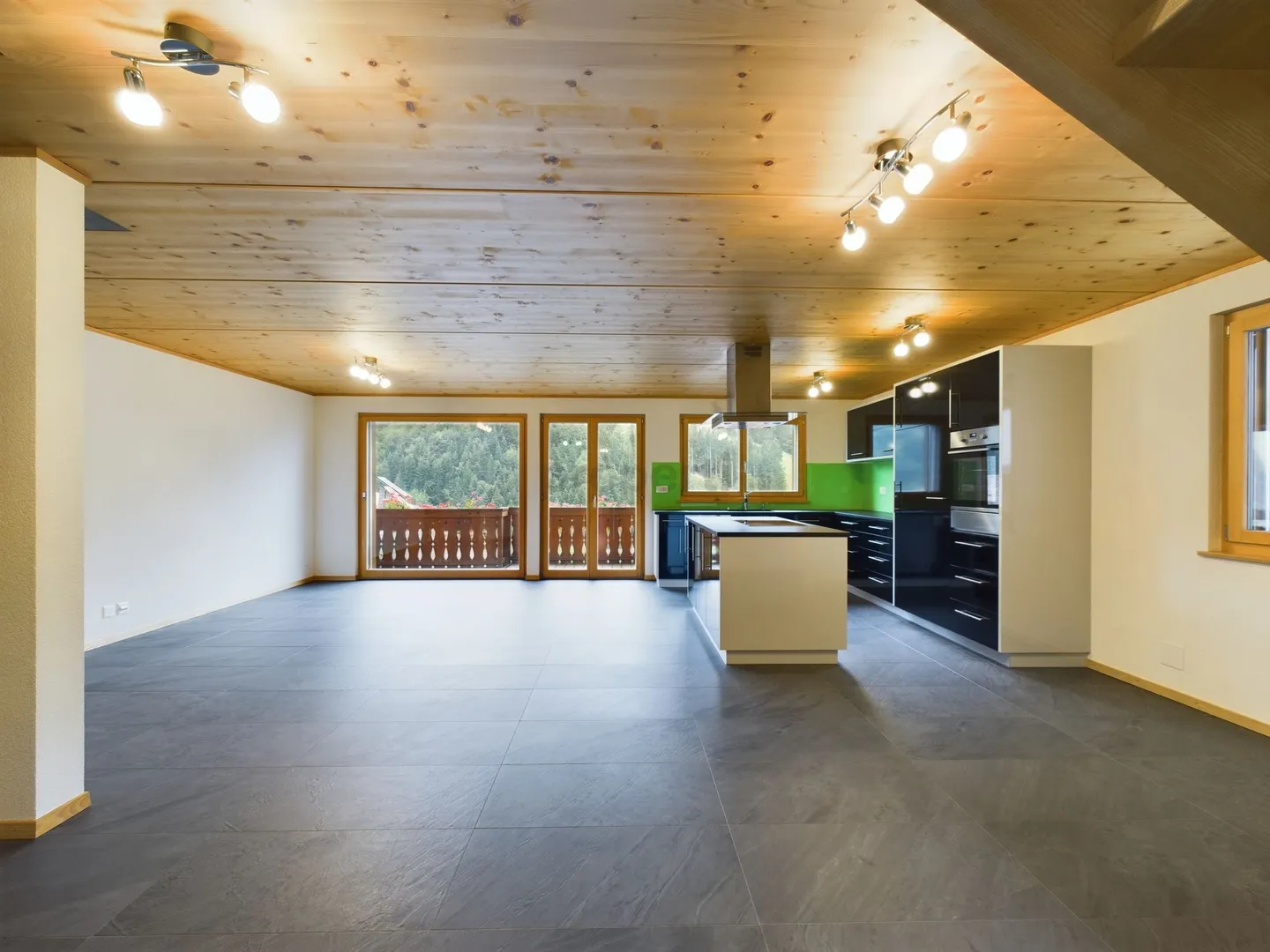 Grand balcon, magnifique coin salon et deux places de parking incluses - Photo 1 sur 10