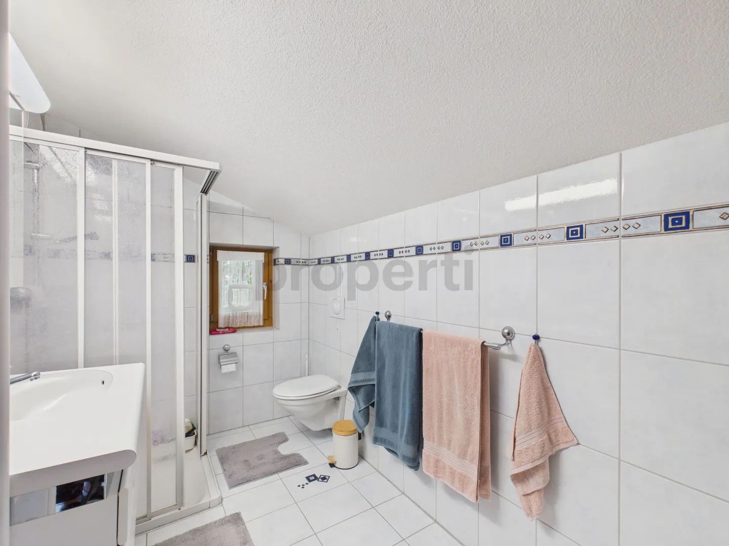 Balcon sud avec vue magnifique sur les montagnes : Attique confortable, parking inclus, près du Crestasee. Résidence secondaire possible - Photo 8 sur 10