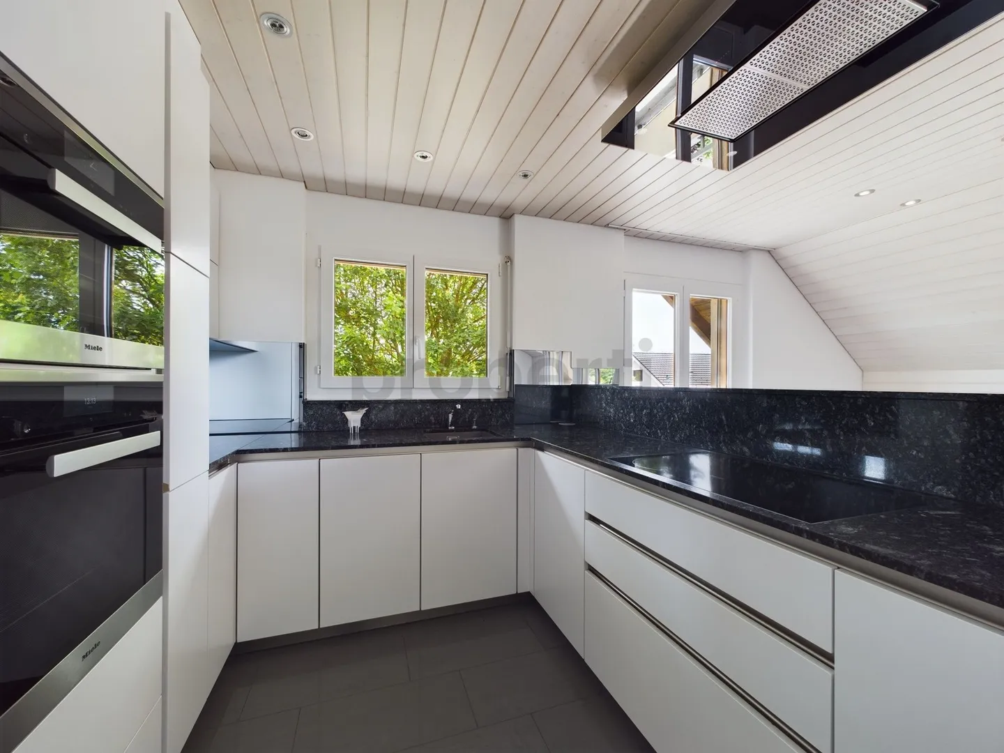 Appartement penthouse de 4,5 pièces de haute qualité avec deux balcons et cheminée à Niederönz - Photo 4 sur 12