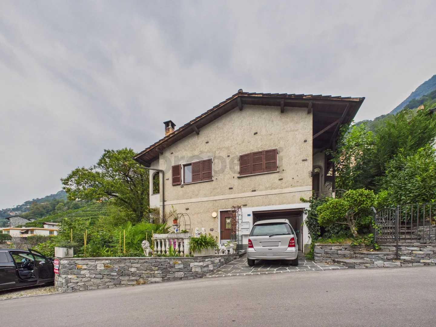 Casa bifamiliare con vista panoramica in zona residenziale di Cugnasco - Photo 1 sur 13