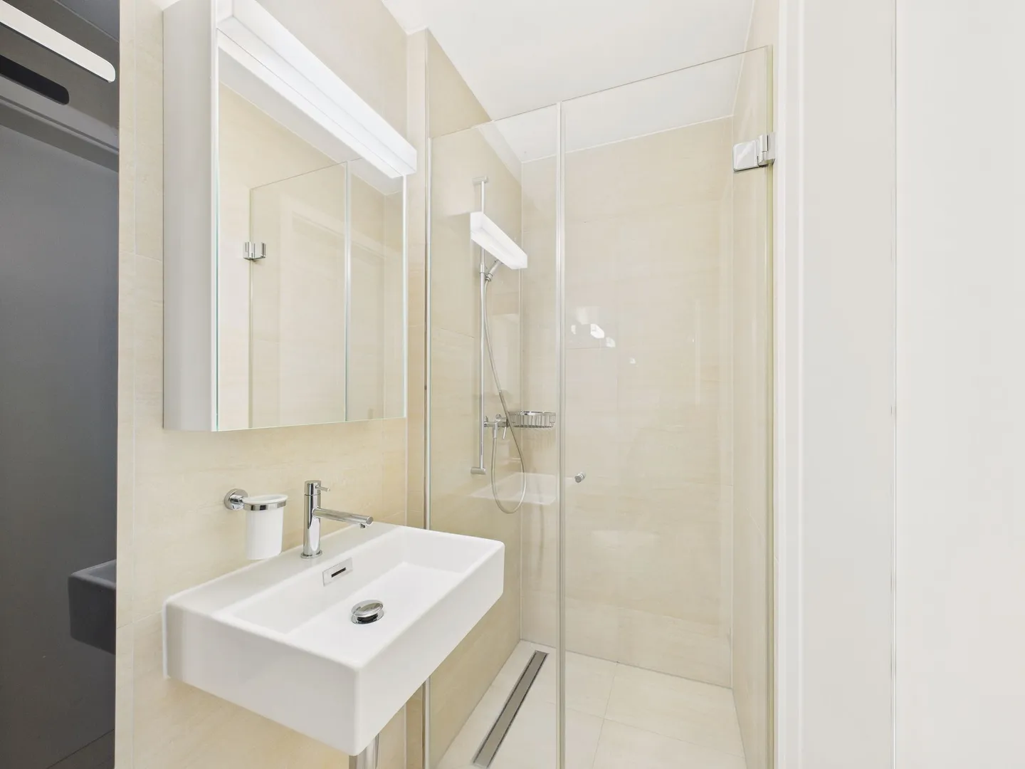 Exclusive penthouse apartment with sun terrace in Ostermundigen, Canton BE - Photo 10 of 13