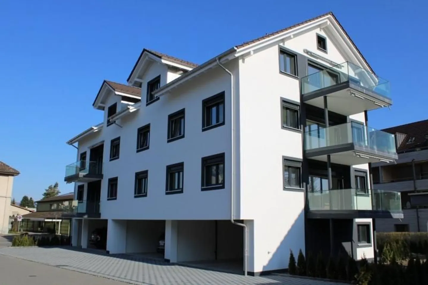 Appartement moderne de 3,5 pièces avec ascenseur et pièces annexes, Hunzenschwil - Photo 2 sur 9