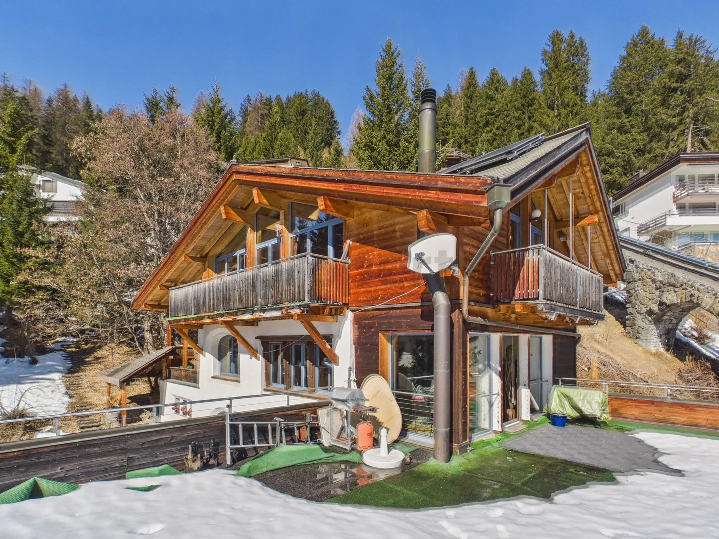 Incantevole appartamento di 3.5 locali in un edificio d'epoca con una vista fantastica sulle montagne intorno a Davos - Foto 1 di 13