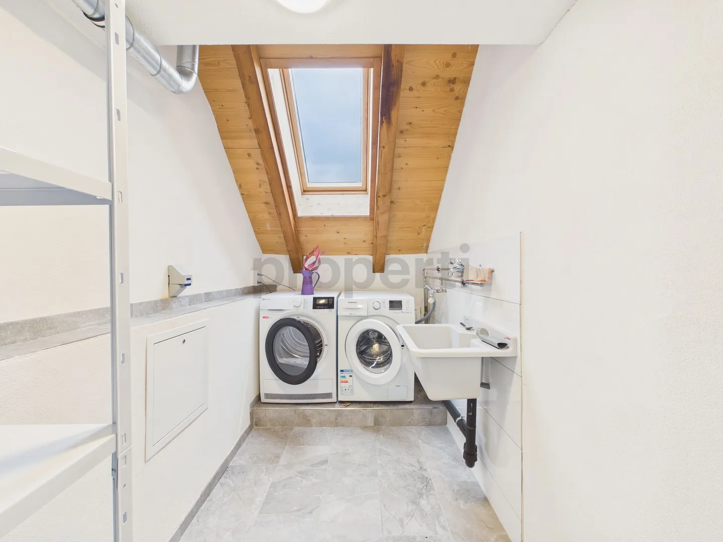 Charmante Attikawohnung mit Galerie - Foto 10 von 12