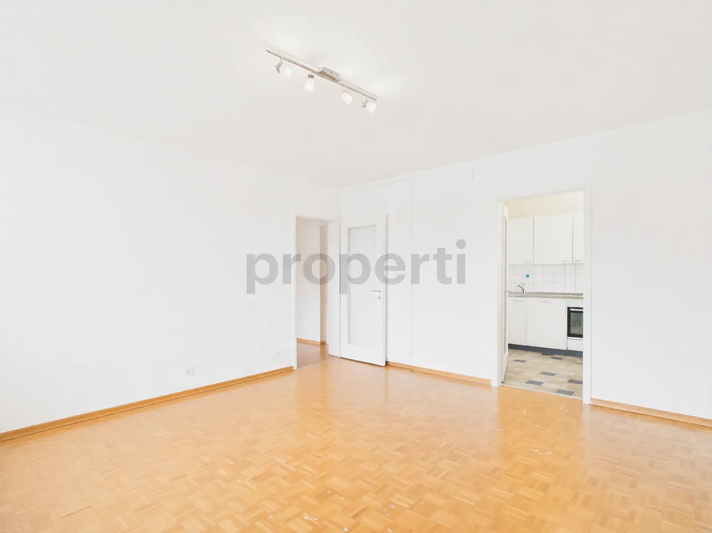 Modern 2-room apartment with balcony, Basel - Photo 4 of 13