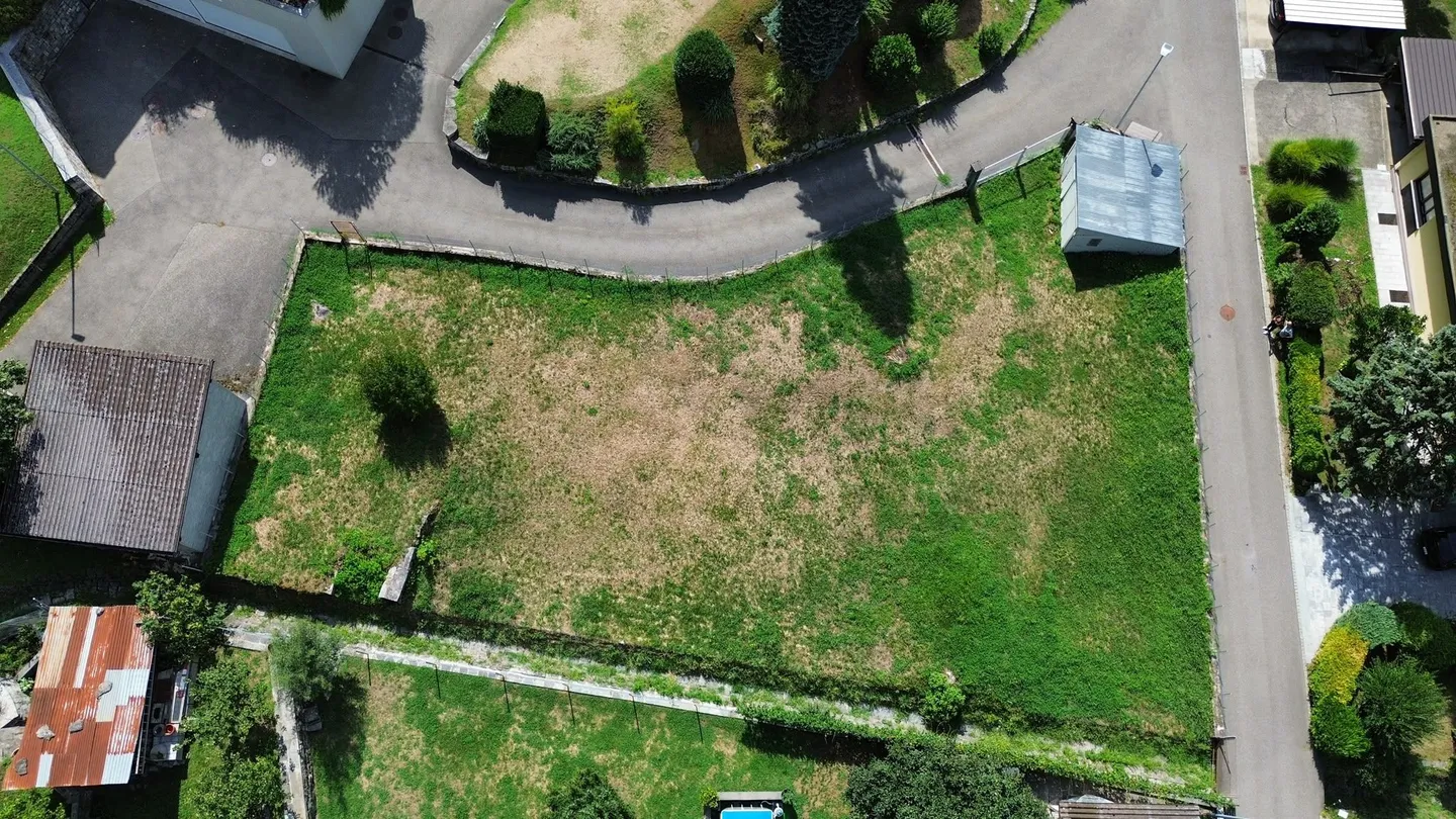 R2 Building Plot in a Quiet Residential Area in Osogna - Photo 1 of 5