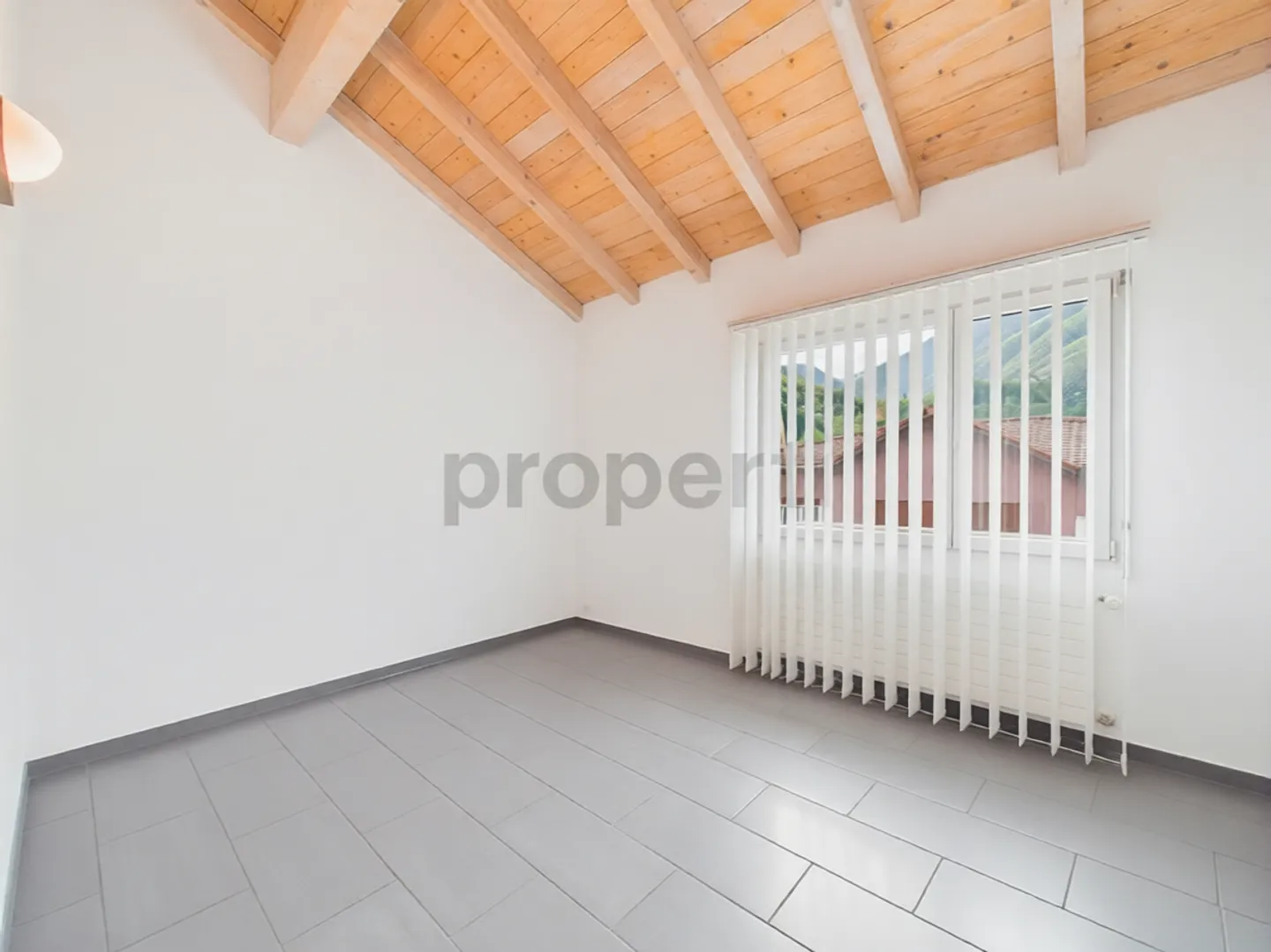 Spaziosa casa indipendente 8.5 locali con ampio giardino, Giubiasco - Foto 9 von 13